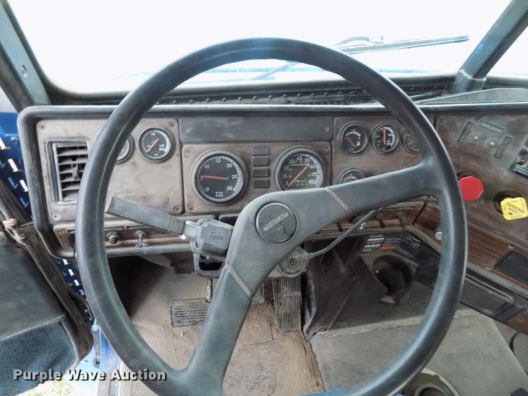 image for item DY9129 1997 Freightliner FL120 semi truck