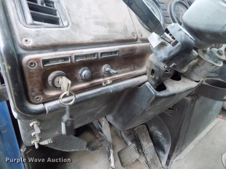 image for item DY9129 1997 Freightliner FL120 semi truck