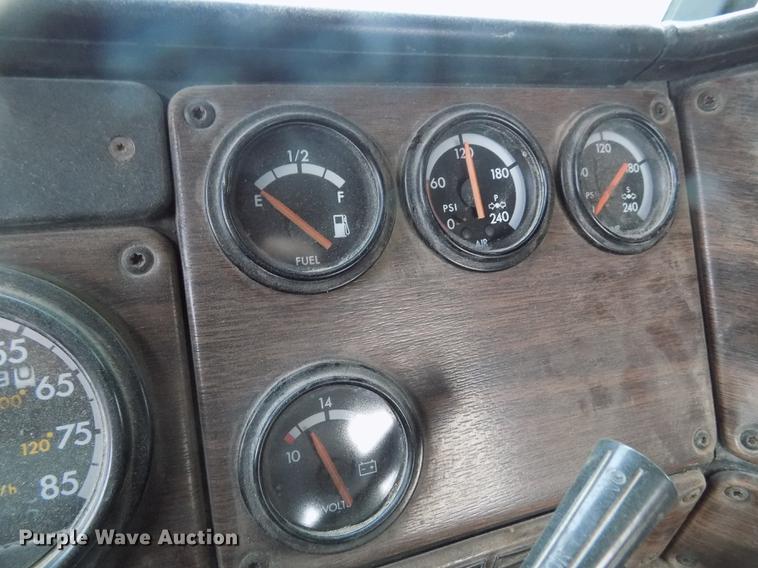 image for item DY9129 1997 Freightliner FL120 semi truck