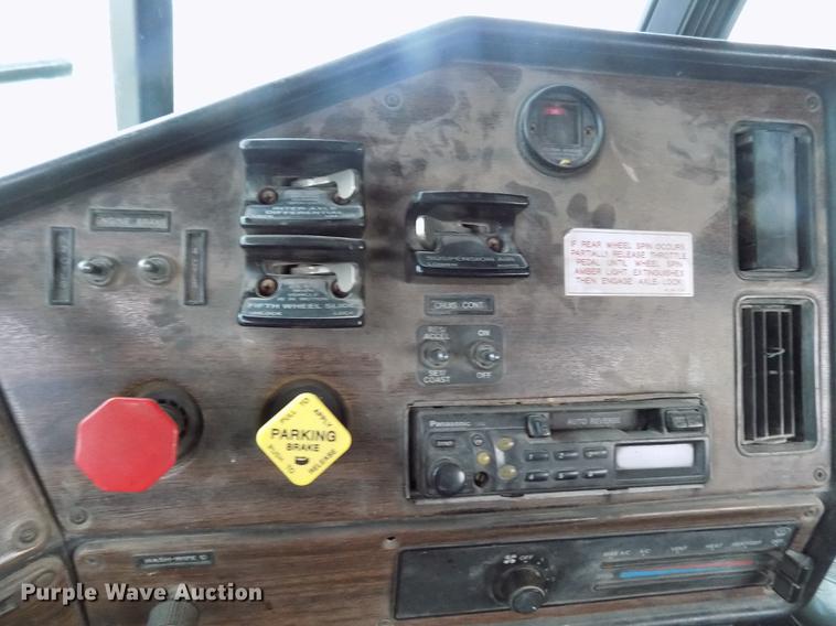 image for item DY9129 1997 Freightliner FL120 semi truck