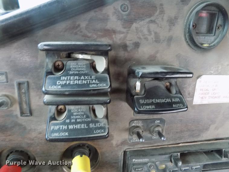 image for item DY9129 1997 Freightliner FL120 semi truck