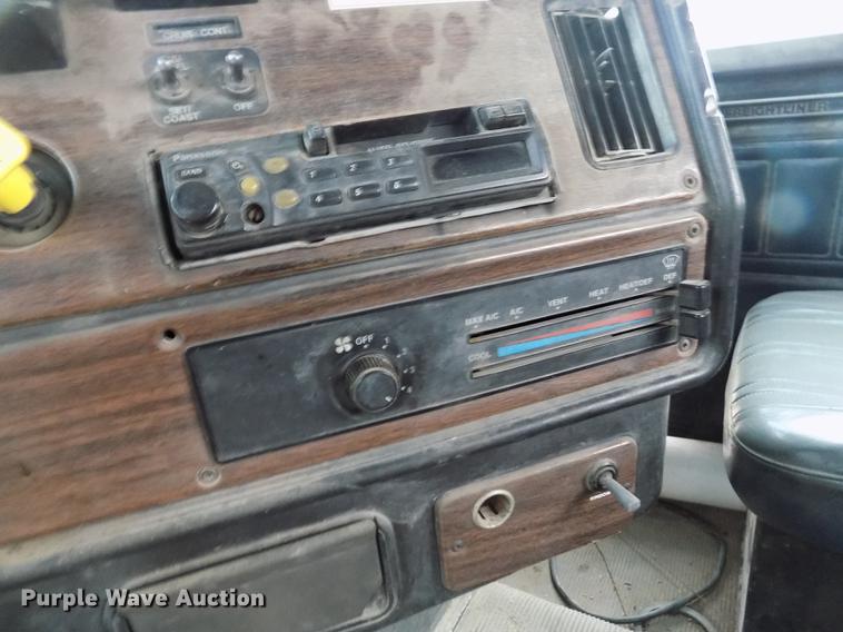 image for item DY9129 1997 Freightliner FL120 semi truck