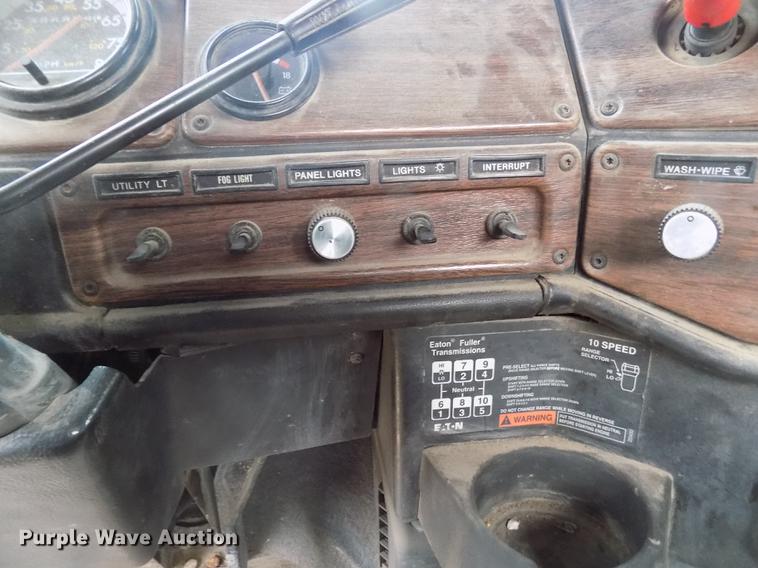 image for item DY9129 1997 Freightliner FL120 semi truck