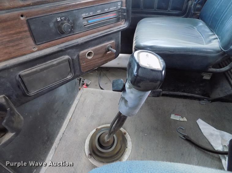 image for item DY9129 1997 Freightliner FL120 semi truck