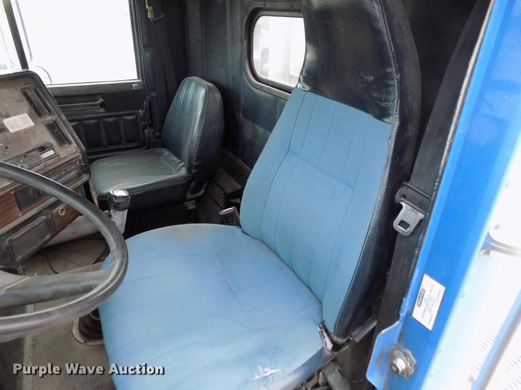 image for item DY9129 1997 Freightliner FL120 semi truck