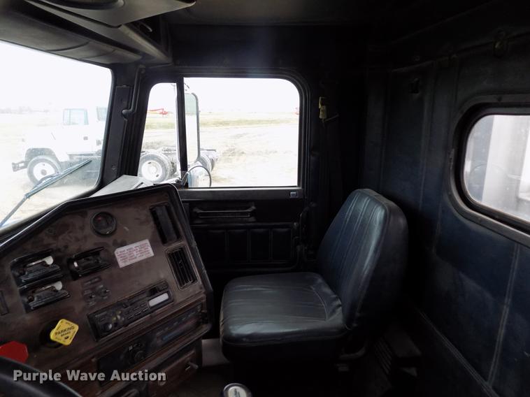 image for item DY9129 1997 Freightliner FL120 semi truck