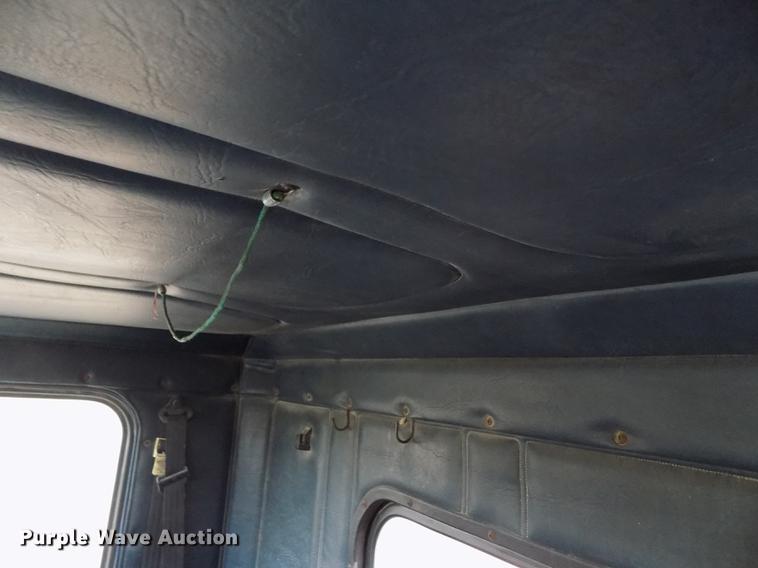 image for item DY9129 1997 Freightliner FL120 semi truck