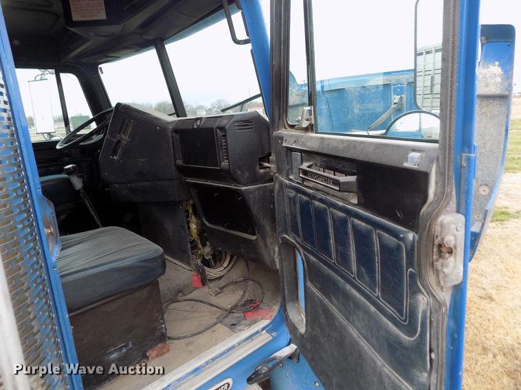 image for item DY9129 1997 Freightliner FL120 semi truck