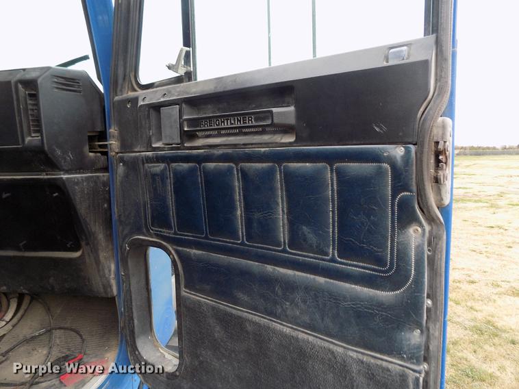 image for item DY9129 1997 Freightliner FL120 semi truck