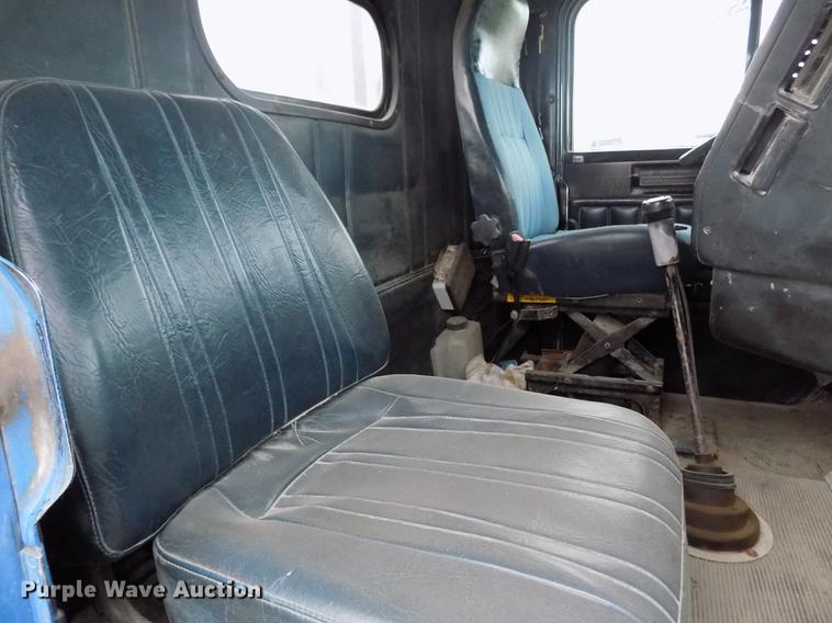 image for item DY9129 1997 Freightliner FL120 semi truck