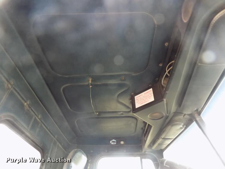 image for item DY9129 1997 Freightliner FL120 semi truck