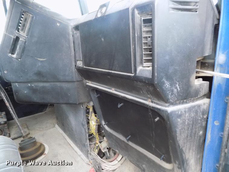 image for item DY9129 1997 Freightliner FL120 semi truck