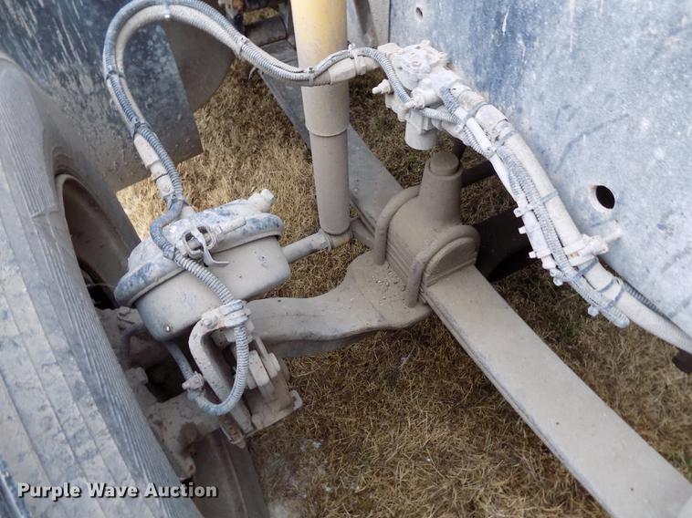 image for item DY9129 1997 Freightliner FL120 semi truck