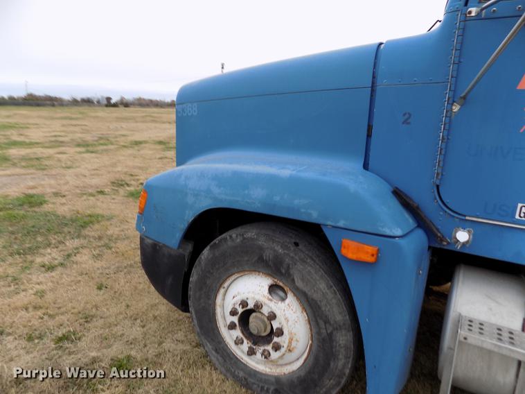 image for item DY9129 1997 Freightliner FL120 semi truck