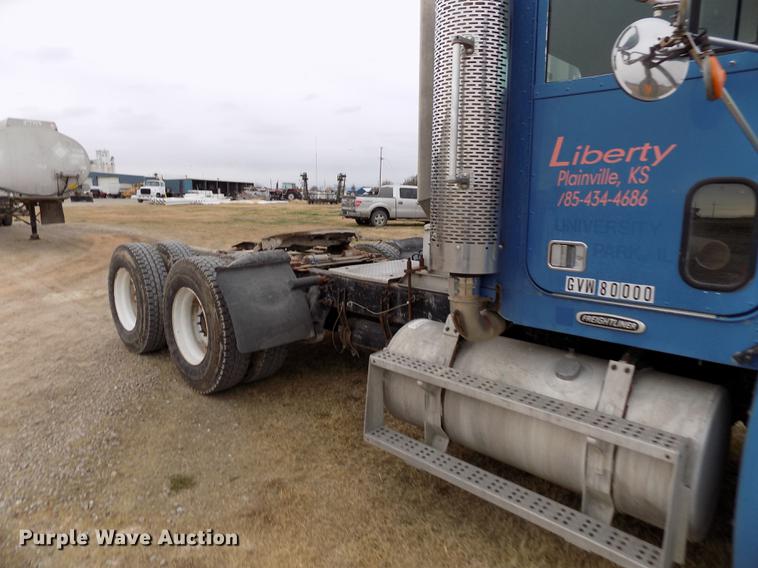 image for item DY9129 1997 Freightliner FL120 semi truck