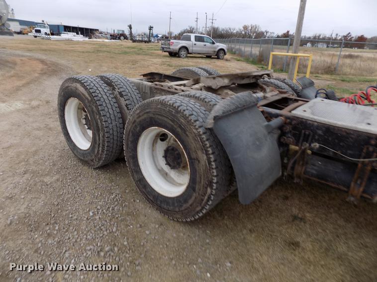 image for item DY9129 1997 Freightliner FL120 semi truck