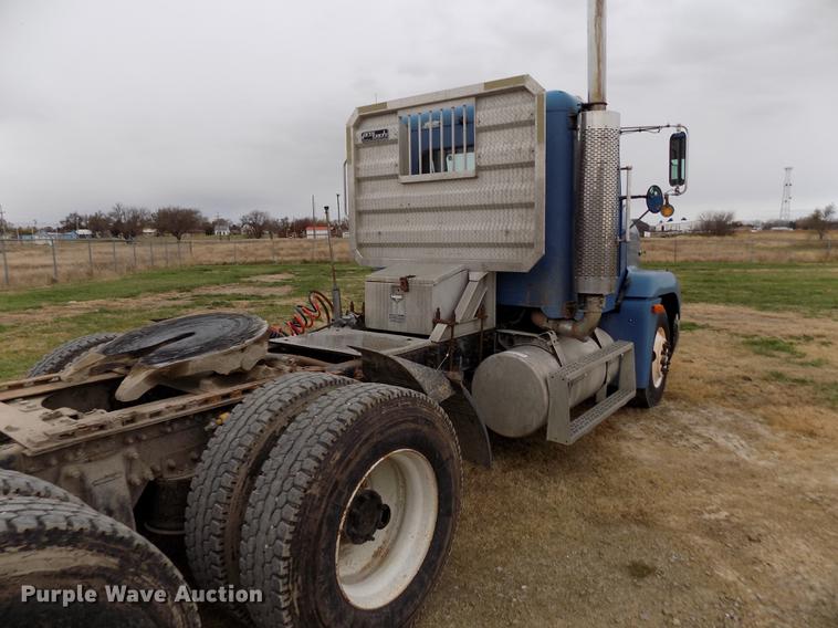 image for item DY9129 1997 Freightliner FL120 semi truck