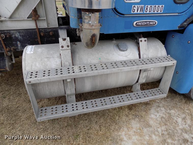 image for item DY9129 1997 Freightliner FL120 semi truck