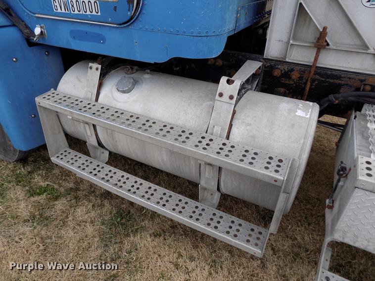 image for item DY9129 1997 Freightliner FL120 semi truck