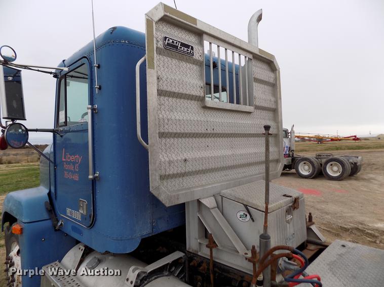 image for item DY9129 1997 Freightliner FL120 semi truck