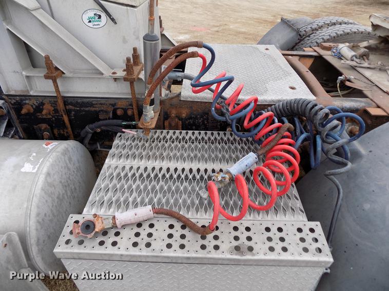 image for item DY9129 1997 Freightliner FL120 semi truck