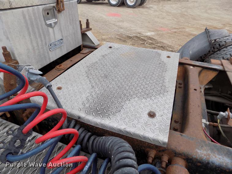 image for item DY9129 1997 Freightliner FL120 semi truck