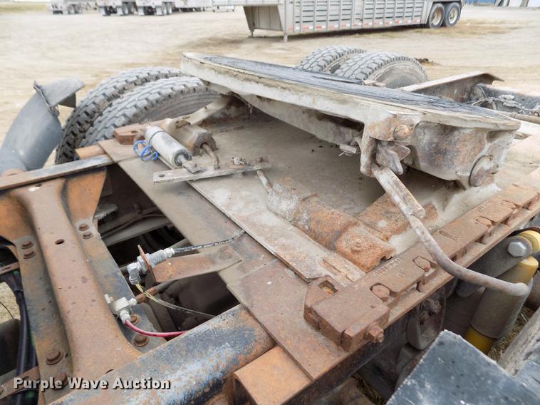 image for item DY9129 1997 Freightliner FL120 semi truck