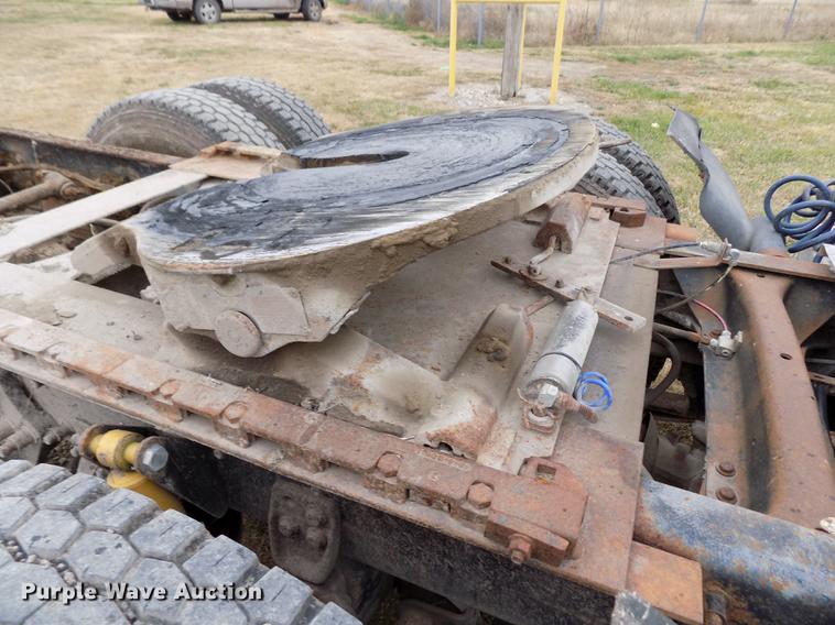 image for item DY9129 1997 Freightliner FL120 semi truck