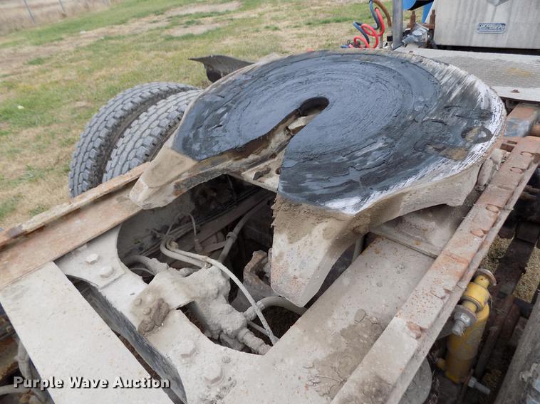 image for item DY9129 1997 Freightliner FL120 semi truck