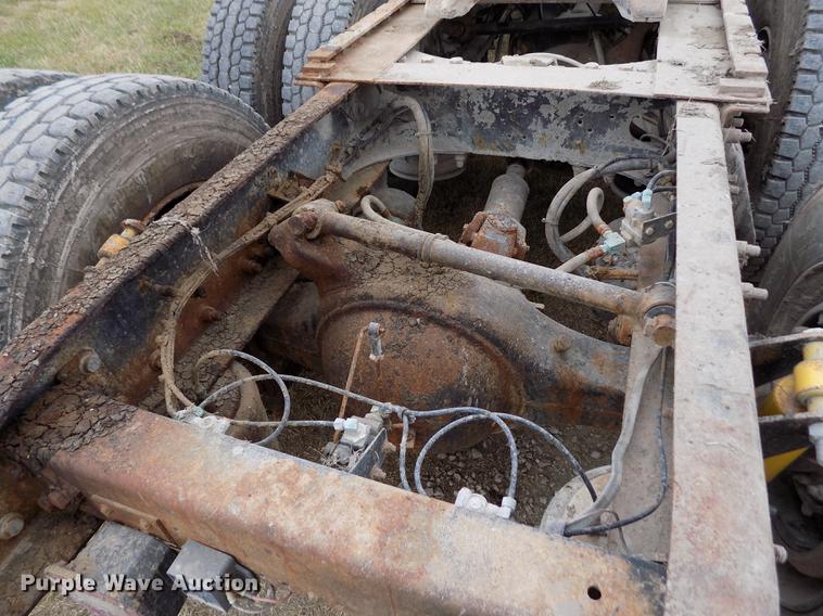 image for item DY9129 1997 Freightliner FL120 semi truck