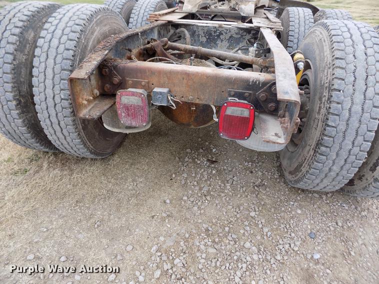 image for item DY9129 1997 Freightliner FL120 semi truck