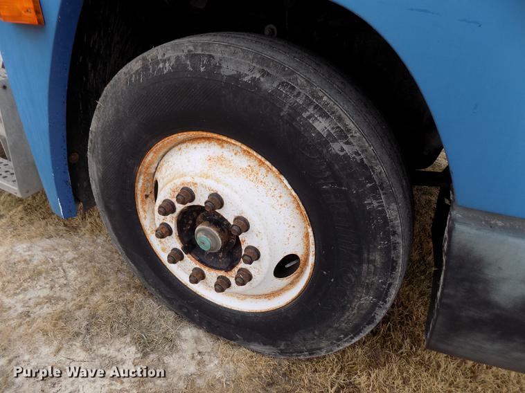 image for item DY9129 1997 Freightliner FL120 semi truck