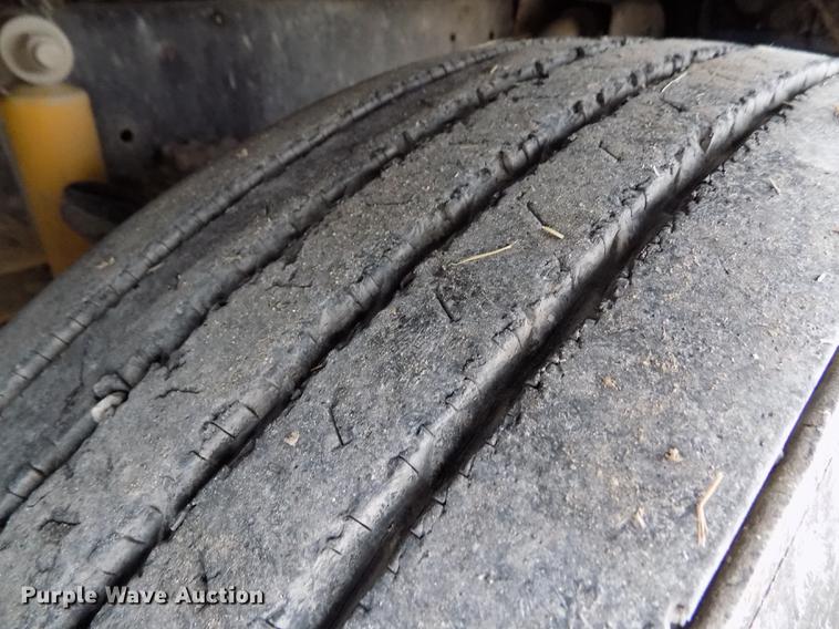 image for item DY9129 1997 Freightliner FL120 semi truck