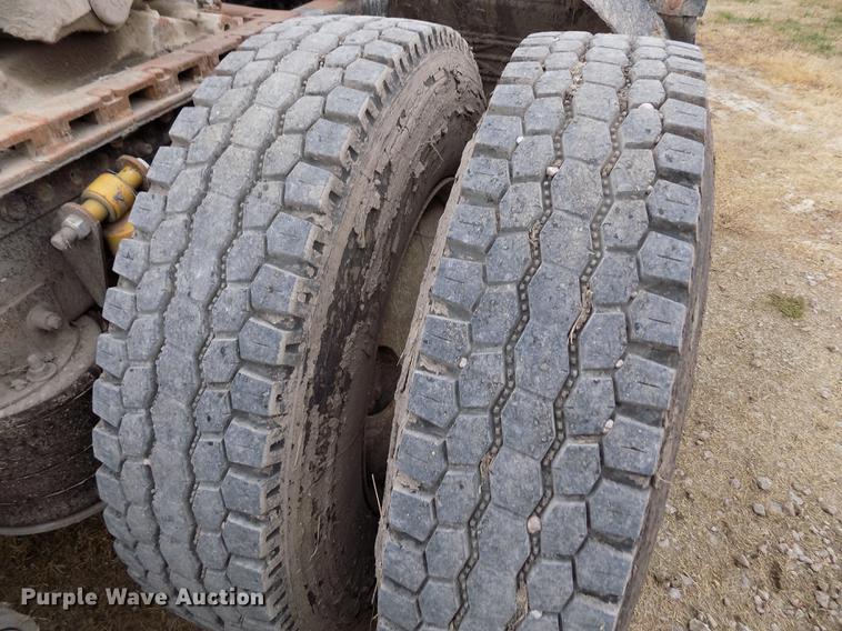 image for item DY9129 1997 Freightliner FL120 semi truck