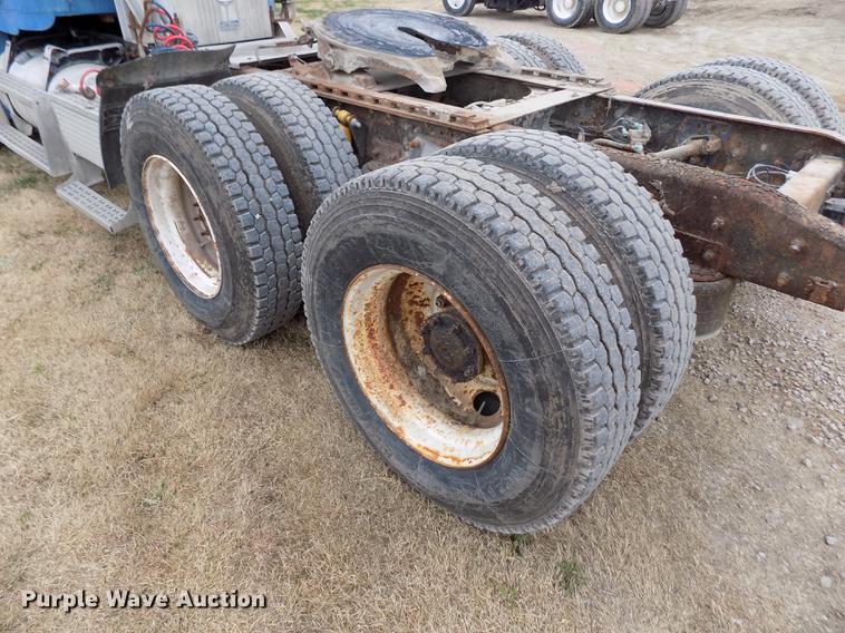 image for item DY9129 1997 Freightliner FL120 semi truck