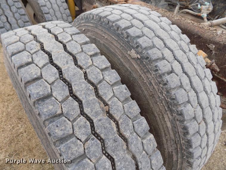 image for item DY9129 1997 Freightliner FL120 semi truck