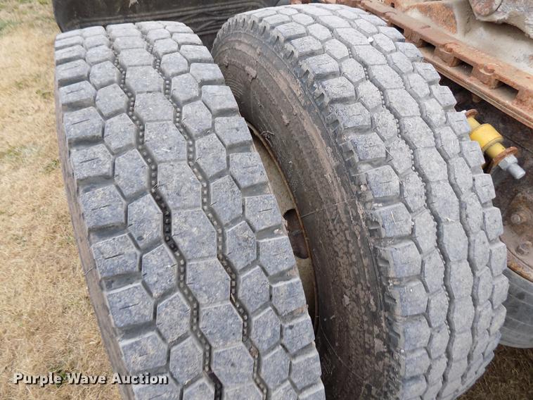 image for item DY9129 1997 Freightliner FL120 semi truck