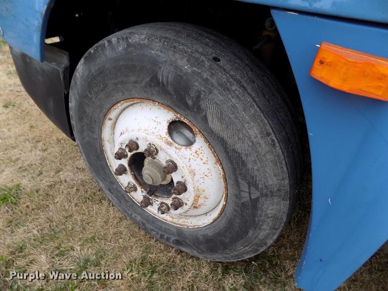 image for item DY9129 1997 Freightliner FL120 semi truck