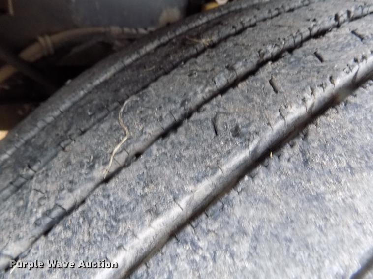 image for item DY9129 1997 Freightliner FL120 semi truck