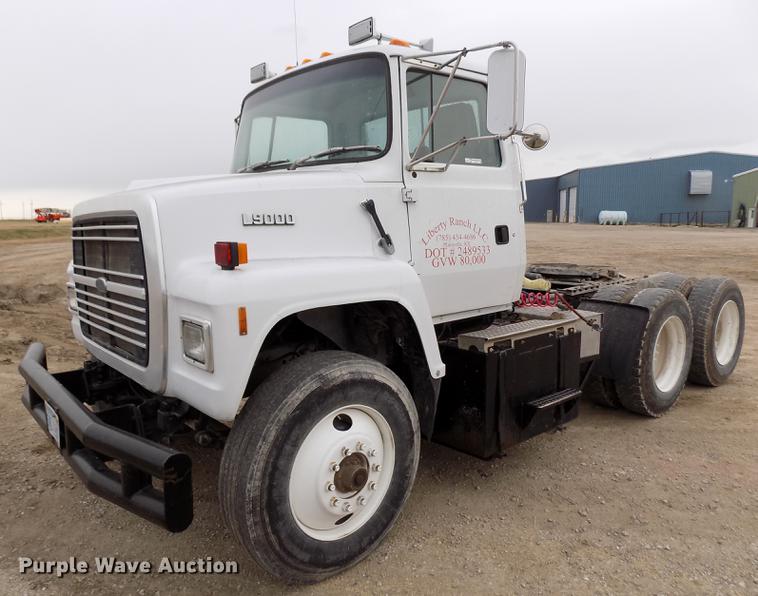 image for item DY9131 1991 Ford L9000 semi truck