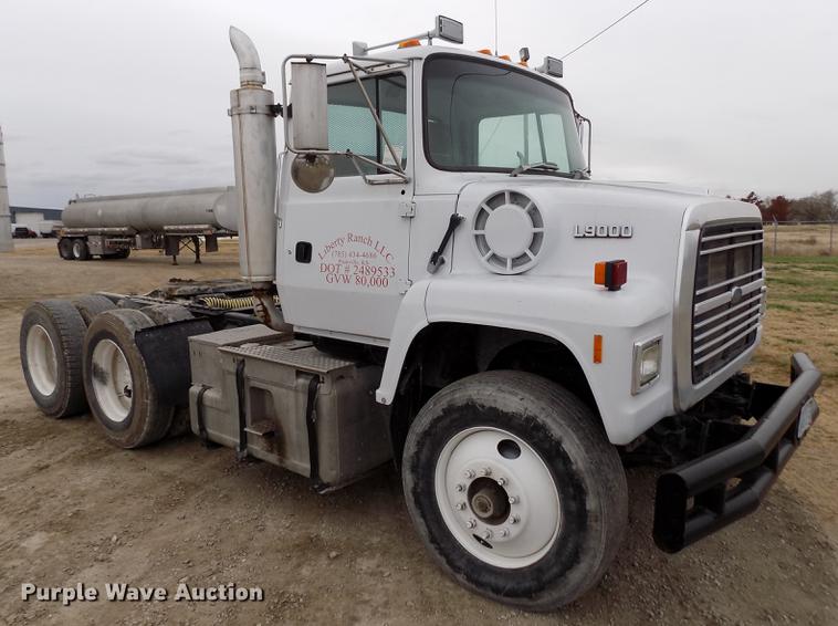 image for item DY9131 1991 Ford L9000 semi truck