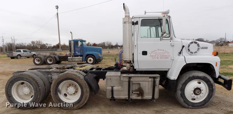 image for item DY9131 1991 Ford L9000 semi truck