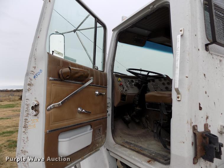 image for item DY9131 1991 Ford L9000 semi truck