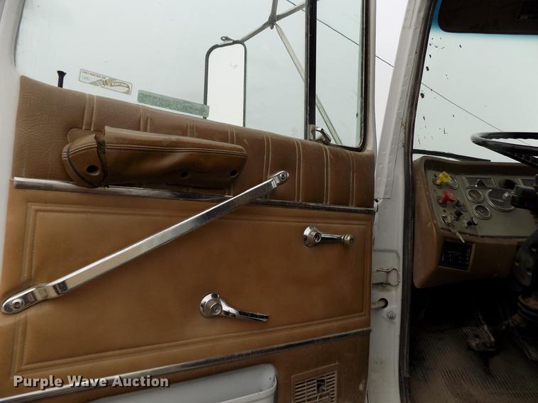 image for item DY9131 1991 Ford L9000 semi truck