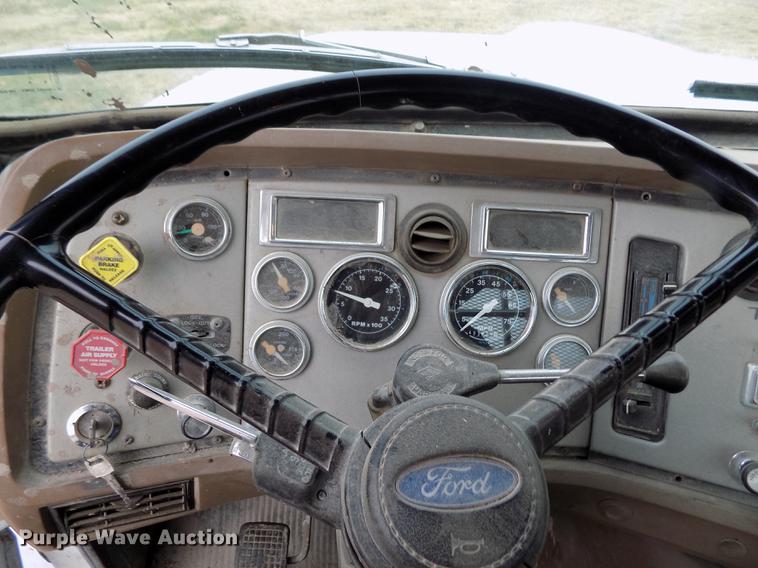 image for item DY9131 1991 Ford L9000 semi truck