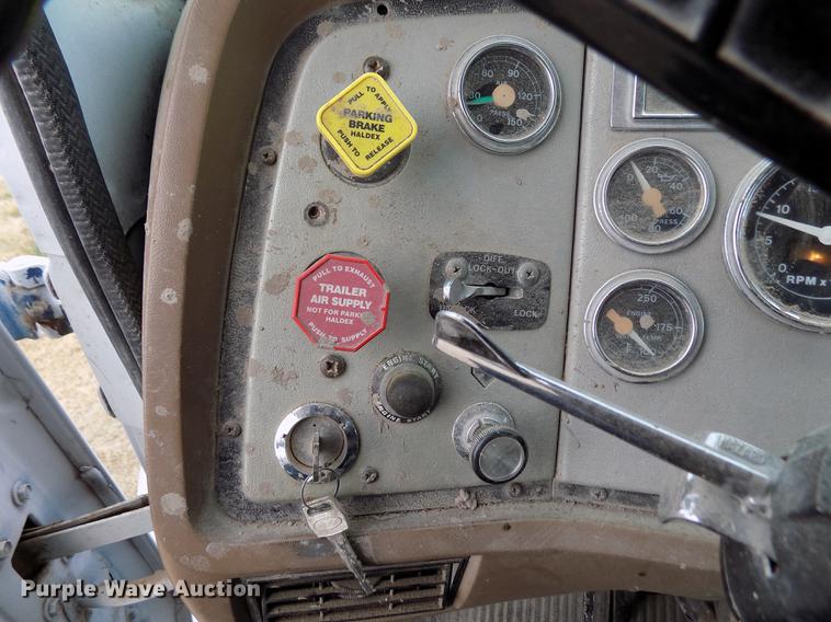 image for item DY9131 1991 Ford L9000 semi truck