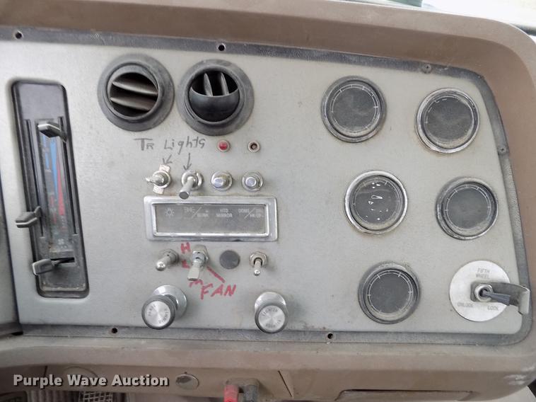 image for item DY9131 1991 Ford L9000 semi truck