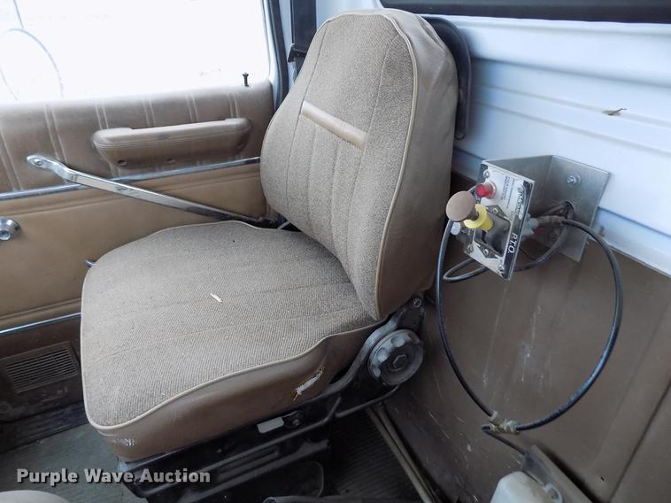 image for item DY9131 1991 Ford L9000 semi truck