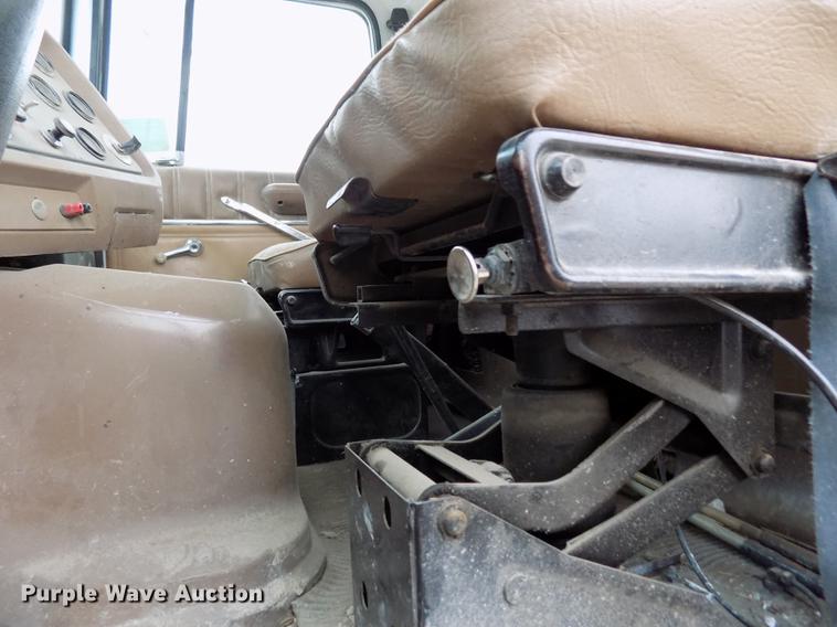 image for item DY9131 1991 Ford L9000 semi truck