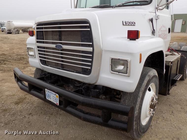 image for item DY9131 1991 Ford L9000 semi truck